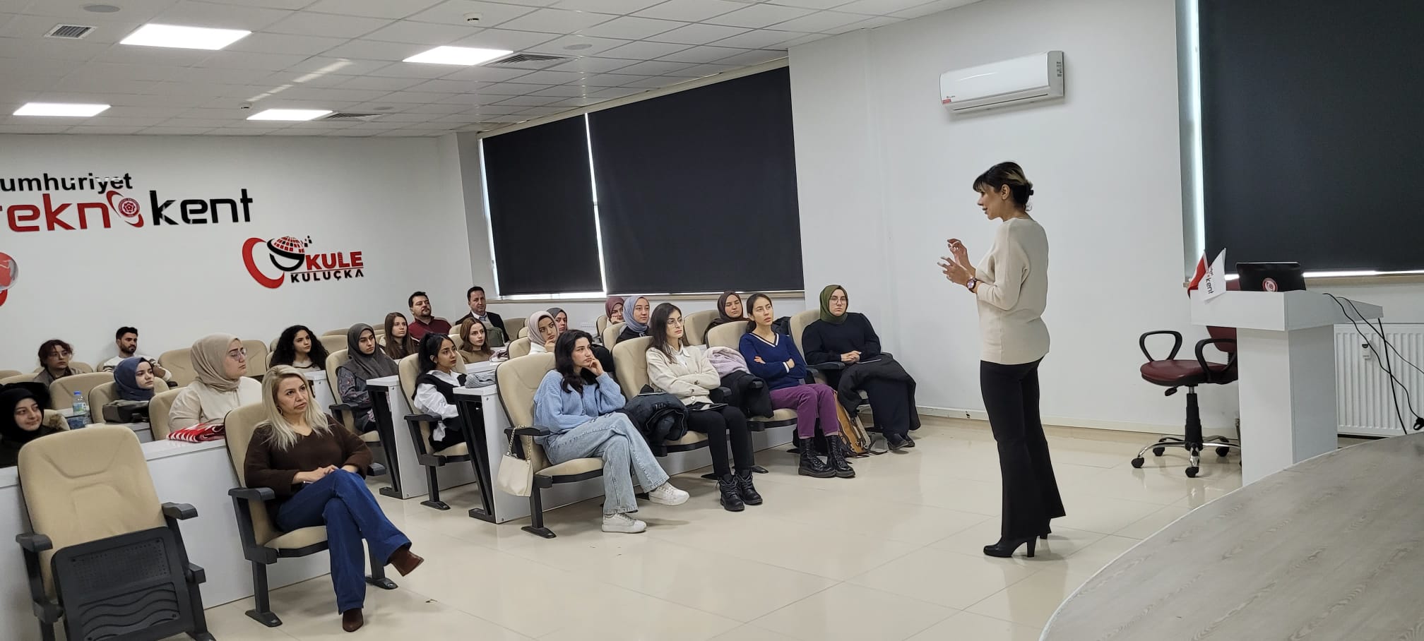 Eczacılık Fakültesi öğrencileri ve akademisyenleri Cumhuriyet Teknokent’i ziyaret ettİ